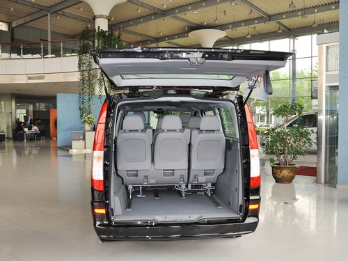 福建奔驰 3.0L 自动 后备箱整体特写