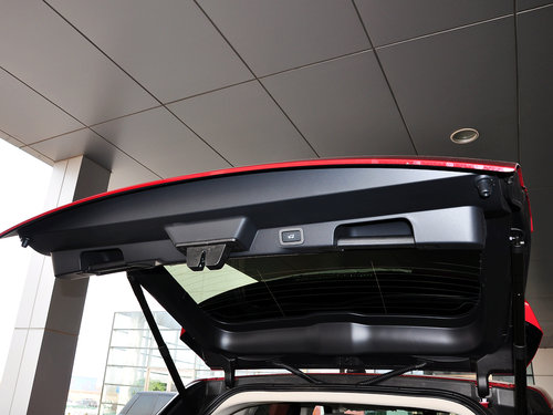 路虎  3.0T 自动 后备箱闭合方式特写