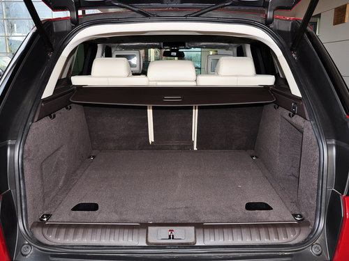 路虎 3.0T 自动 后备箱局部特写