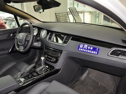 东风标致 2.0L 自动 中控台右侧