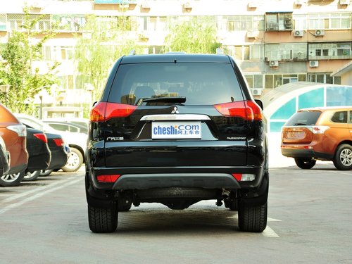 广汽三菱  3.0L 自动 车辆正后方尾部视角