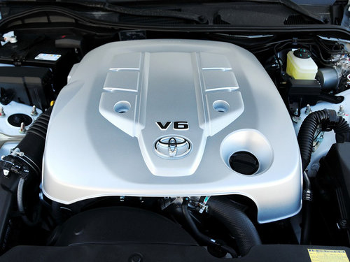 一汽丰田  2.5V 自动 发动机主体特写