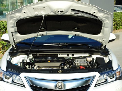 讴歌  2.0L 自动 发动机局部特写