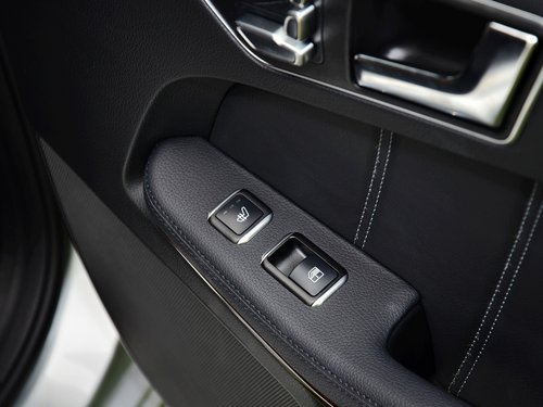 北京奔驰  E300L 右前车门控制区特写