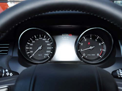 路虎  2.0T 方向盘后方仪表盘