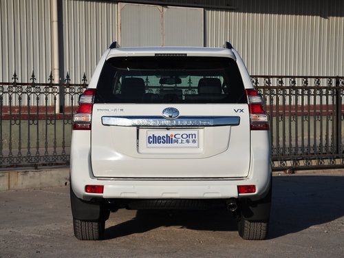 一汽丰田  4.0L 车辆正后方尾部视角