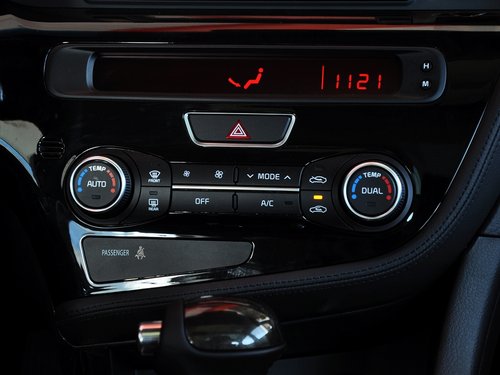 东风悦达起亚  2.0L AT 中控台下方特写