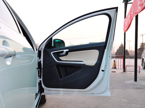 沃尔沃亚太  2.0T 右前车门正视图