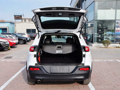 Jeep  2.4L 自动 后备箱整体特写