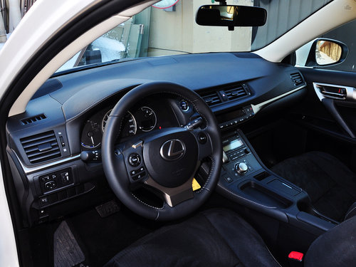 雷克萨斯 200h 1.8L CVT 中控台左侧