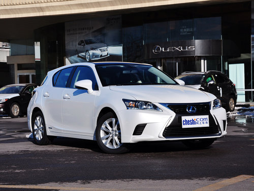 雷克萨斯  200h 1.8L CVT 车辆右侧45度角