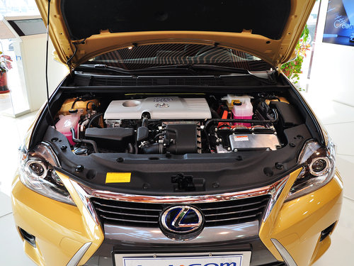 雷克萨斯  200h 1.8L CVT 发动机局部特写