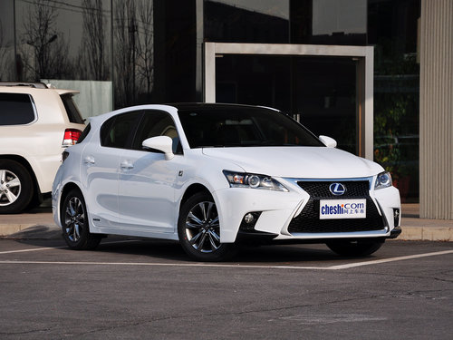 雷克萨斯  200h 1.8L CVT 车辆右侧45度角