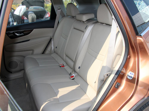 东风日产  基本型 第二排座椅45度视角