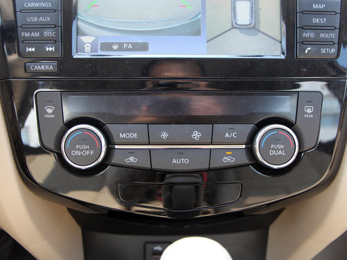 东风日产  基本型 中控台下方特写