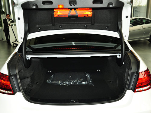 北京奔驰 E260L 1.8T 自动 后备箱局部特写