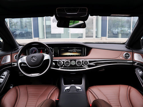 奔驰(进口)  S500L 4.7T 自动 中控台整体