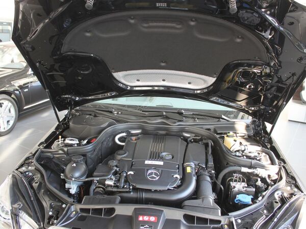北京奔驰  E200L 1.8T 发动机局部特写