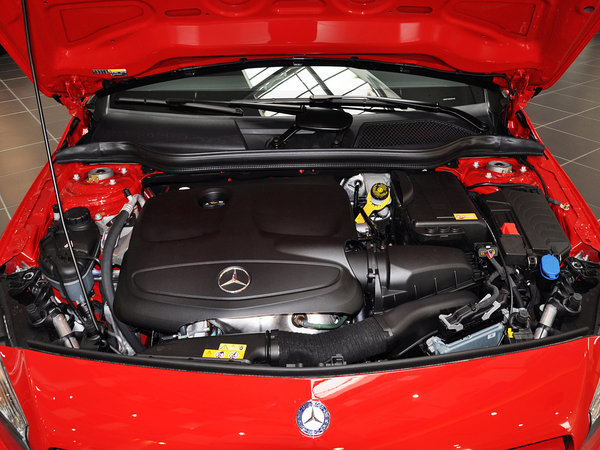 奔驰(进口)  A180 1.6T DCT 发动机局部特写