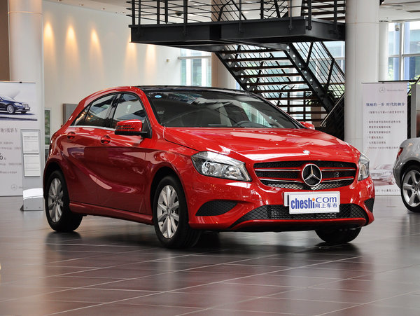 奔驰(进口)  A180 1.6T DCT 车辆右侧45度角