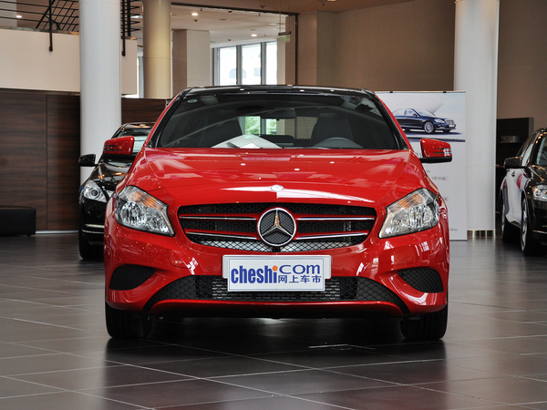 奔驰(进口)  A180 1.6T DCT 车头正面视角