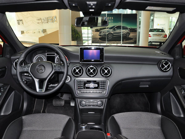 奔驰(进口)  A180 1.6T DCT 中控台整体