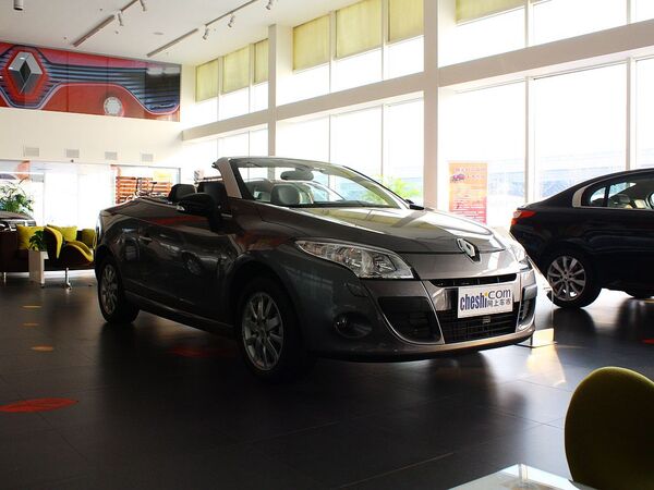 雷诺  2.0 CVT 车辆右侧45度角