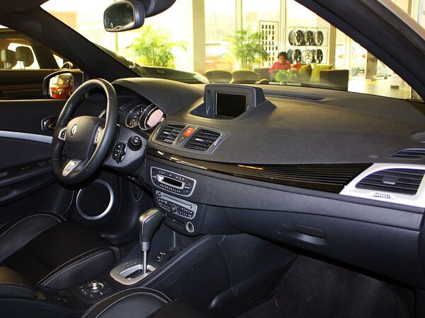 雷诺  2.0 CVT 中控台右侧