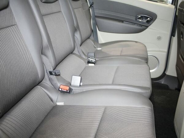 雷诺  2.0L CVT 第二排座椅45度视角