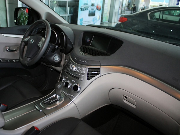 斯巴鲁  3.6L 自动 中控台右侧