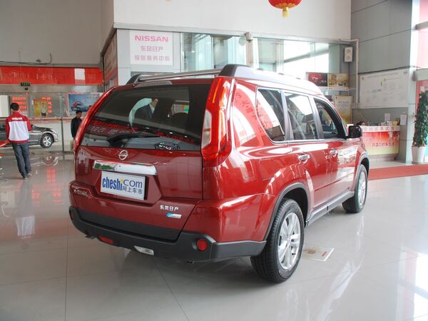 东风日产 2.5L CVT 车辆右侧尾部视角