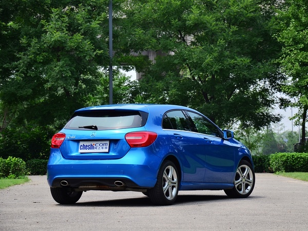 奔驰(进口)  A200 1.6T DCT 车辆右侧尾部视角