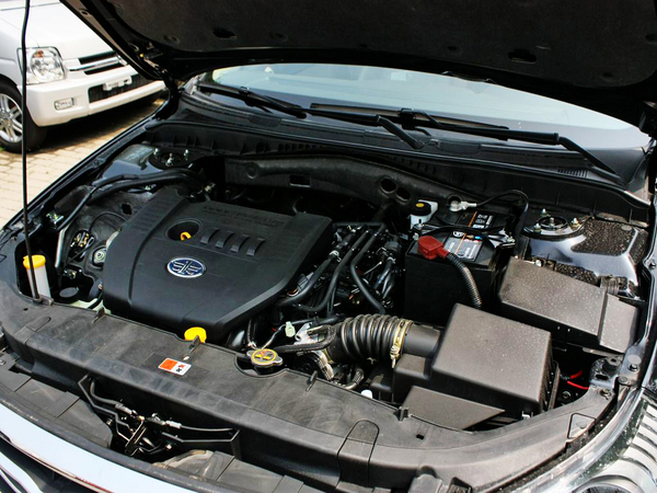 一汽奔腾  1.8L 自动 发动机主体特写