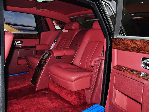 劳斯莱斯  6.7L 自动 第二排座椅正视图