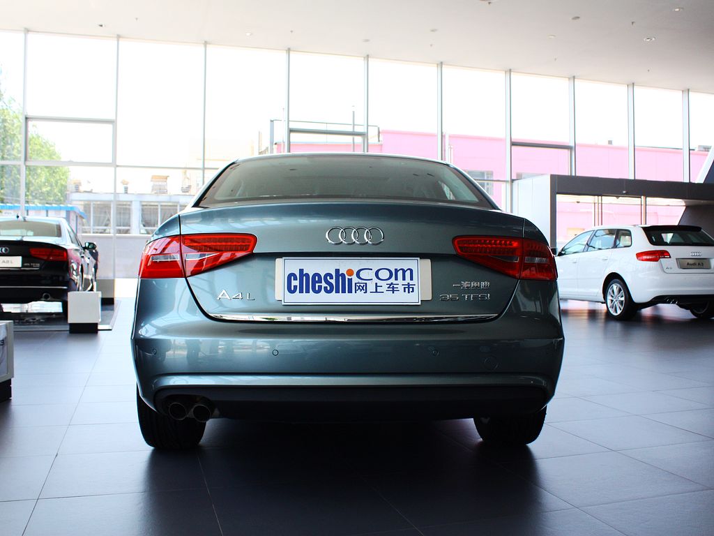 一汽奥迪  35TFSI 车辆正后方尾部视角