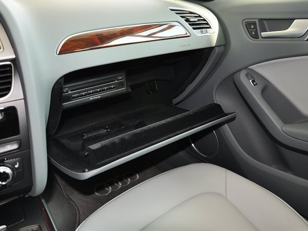 一汽奥迪  35TFSI 手套箱整体特写