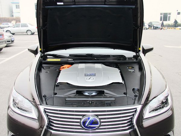 雷克萨斯  5.0L CVT 发动机局部特写