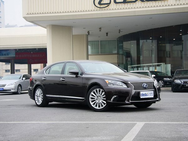 雷克萨斯  5.0L CVT 车辆右侧45度角