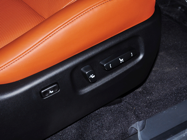 雷克萨斯  570 副驾驶席坐垫侧面特写