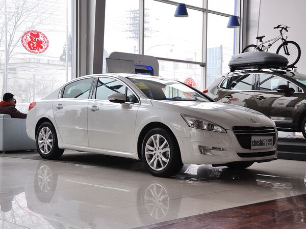 东风标致  2.3L 自动 车辆右侧45度角