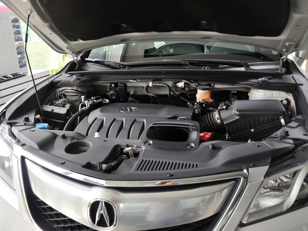 讴歌  3.5L 自动 发动机主体特写