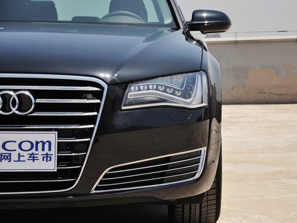 奥迪(进口)  2.0T 车辆左前大灯正视图