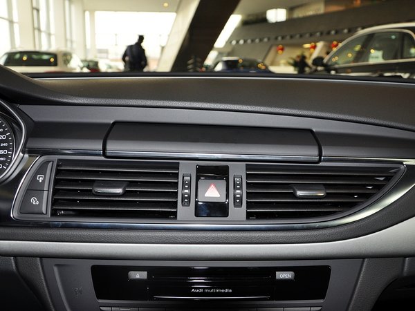 奥迪(进口)  30FSI 中控仪表台上方