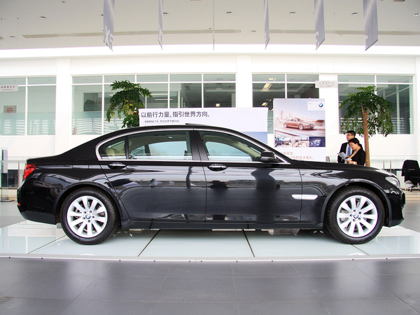 宝马(进口)  740Li 3.0T 车辆正右侧