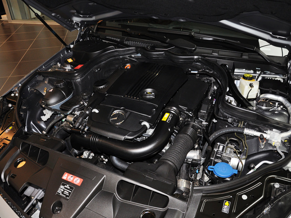 奔驰(进口)  E200 1.8T 发动机主体特写