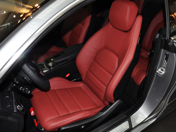 奔驰(进口)  E200 1.8T 驾驶席座椅前45度视图