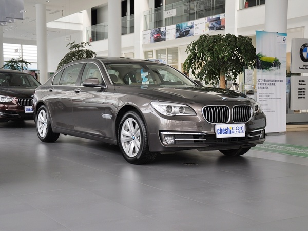 宝马(进口)  730Li 3.0L 车辆右侧45度角