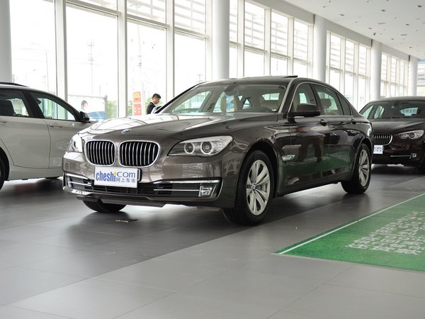 宝马(进口)  730Li 3.0L 车辆左前45度视角