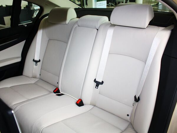 宝马(进口)  730Li 3.0L 第二排座椅45度视角