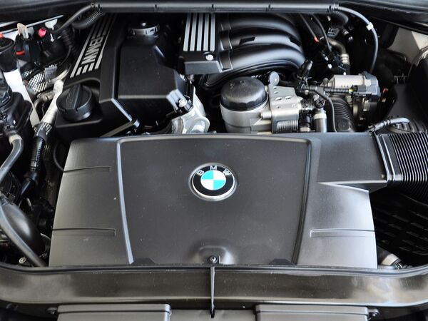 华晨宝马  sDrive18i 2.0L 发动机主体特写